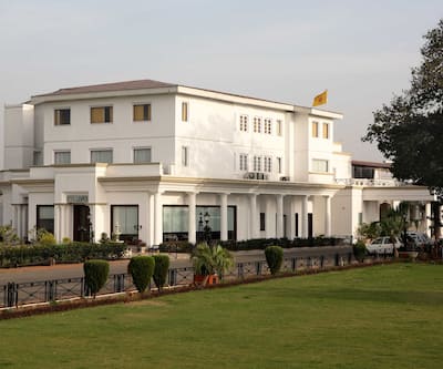 https://imgcld.yatra.com/ytimages/image/upload/t_hotel_yatra_city_desktop/v1432621065/Domestic Hotels/Hotels_Jammu/Hari Niwas Palace/_MG_0105.jpg